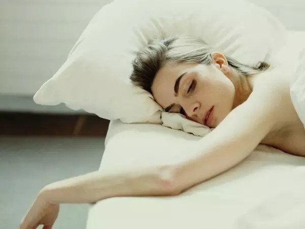 Thói quen khi ngủ tưởng vô hại nhưng có nguy cơ làm liệt nửa mặt, giảm cả chục năm tuổi thọ