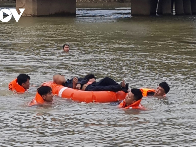 Va chạm với tàu hỏa, nam thanh niên rơi xuống sông tử vong