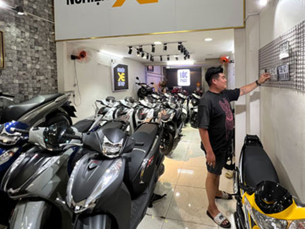 Xe máy xịn, biển số siêu đẹp giá 'rớt không phanh'