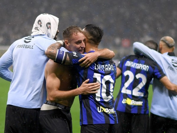 Inter 'hủy diệt' AC Milan trong trận derby kinh điển, tạm dẫn đầu Serie A