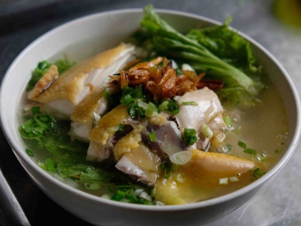 Thưởng thức món mì gà xá kén lạ miệng ở Chợ Lớn