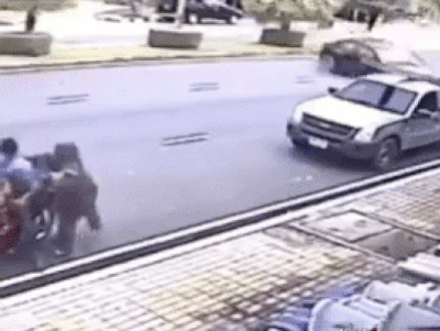 Clip: Ô tô mất lái lao loạn xạ trên phố, gia đình 4 người thoát chết