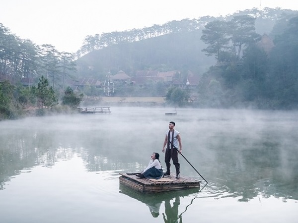 Ngôi làng cổ giữa rừng, có hồ nước hình trái tim hút hồn du khách