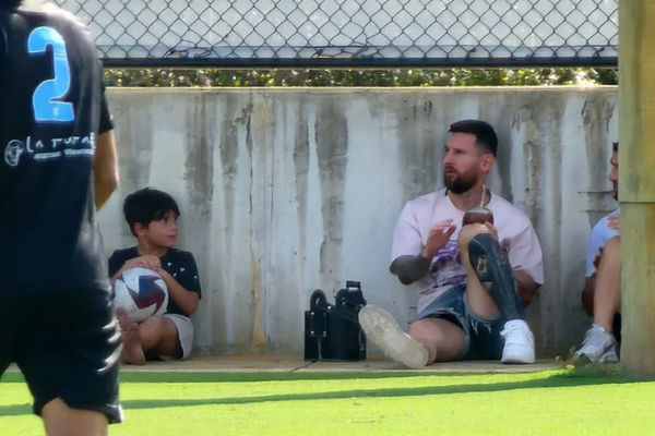 Đến xem con trai thi đấu, siêu sao Lionel Messi 'chuyển nghề' luôn