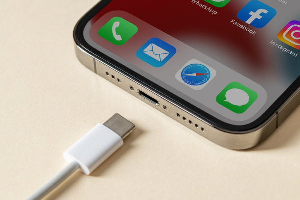 Người dùng iPhone 15 nên cảnh giác với các bộ sạc USB-C không chính hãng, có thể làm hỏng điện thoại