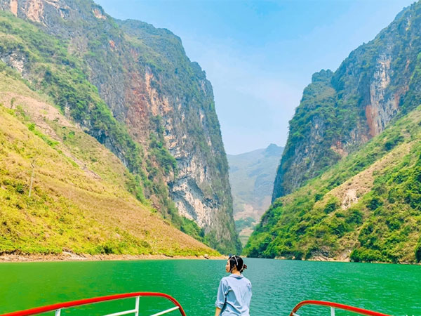 Dừng tàu du lịch trên sông Nho Quế, nhiều du khách bất ngờ