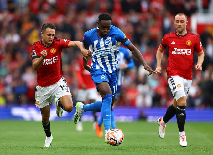 Man United thua thảm trên sân nhà, Man City ngược dòng ở London