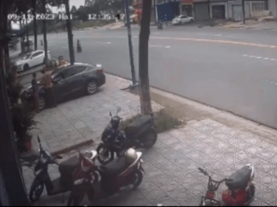 Clip: Xe tải phóng ngược chiều như tự sát rồi phi vào vỉa hè, nhiều tài xế thoát nạn