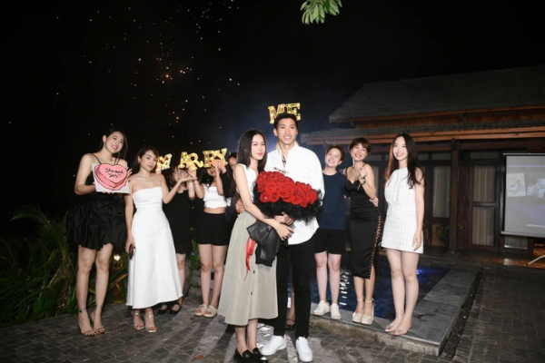 Hội bạn thân 'xả' ảnh tại lễ cầu hôn lãng mạn của Đoàn Văn Hậu và Doãn Hải My