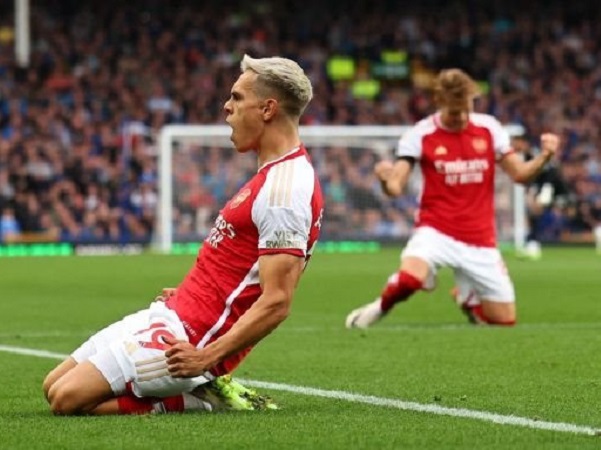 Arsenal trở lại top 4, Chelsea chìm sâu trong thất vọng