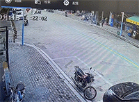 Làm việc bất cẩn, công nhân khiến cây đổ đè trúng người phụ nữ đi đường