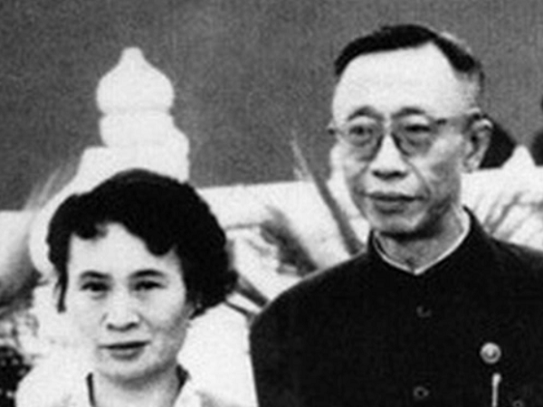 Thăm lại Cố cung, Phổ Nghi chỉ vào chiếc bình hoa và nói một câu kỳ lạ khiến ai cũng lắc đầu ngán ngẩm