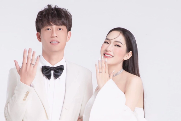 Một cầu thủ U23 Việt Nam cũng thông báo kết hôn, cô dâu cực gợi cảm