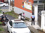 Sĩ quan cảnh sát nhanh 'như điện' khi thấy bé gái sắp rơi vào tình huống nguy hiểm