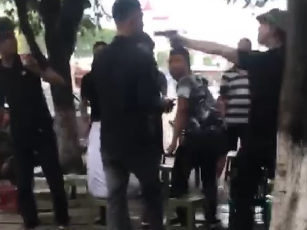 Một công an phường bị bắn vào đầu khi can ngăn đánh nhau