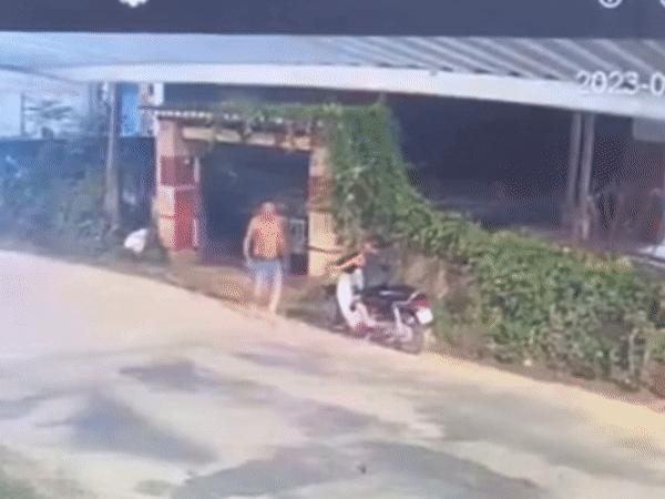 Hãi hùng cảnh người đàn ông bị ô tô tông văng ngay trước cổng nhà