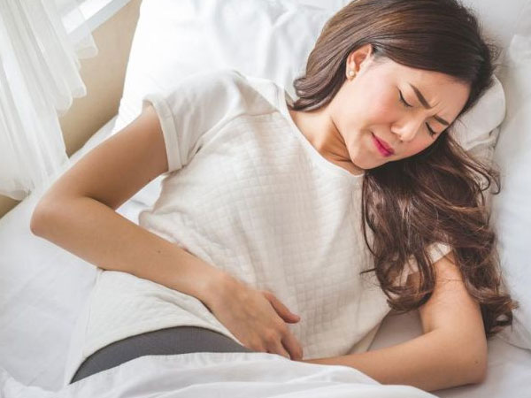 Cô gái ho đến gãy xương sườn, bác sĩ phát hiện nguyên nhân do bôi kem chống nắng?