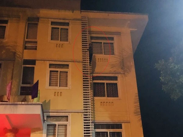 Kẻ ngáo đá 'làm xiếc' trên nhà cao tầng