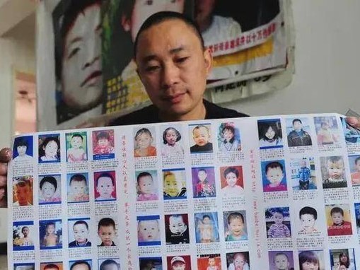 Đến trường đón con muộn 20 phút, hai vợ chồng đau đớn vì con bị bắt cóc suốt 9 năm