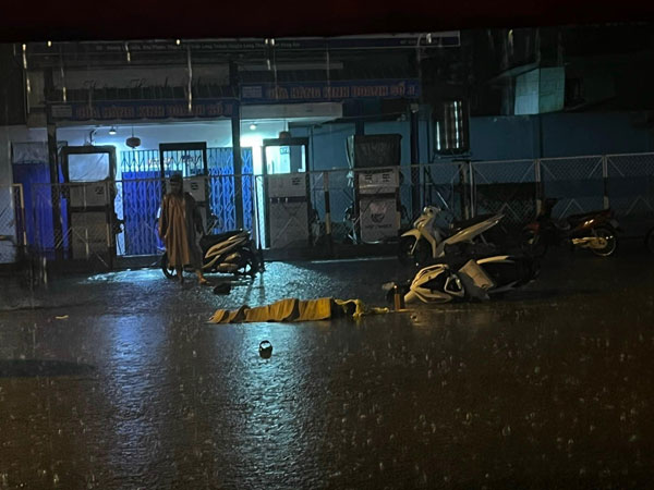 Va chạm xe tải trong cơn mưa lớn, đôi nam nữ thương vong