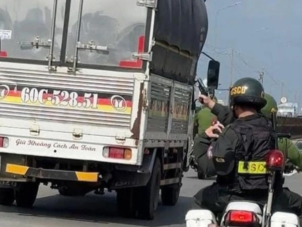 Clip: Tài xế dương tính với ma tuý bỏ chạy hơn 10km, cảnh sát truy đuổi phải dùng súng thị uy
