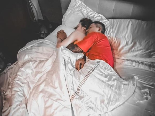 Tuấn Hưng lộ ảnh 'giường chiếu' với vợ, danh tính người chụp còn bất ngờ hơn