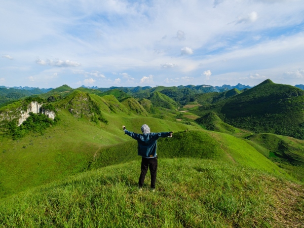 Đồi cỏ xanh mướt 'view triệu đô' ở Cao Bằng, khách rủ nhau tới cắm trại, săn mây