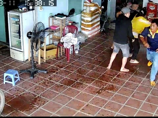Hai con trai tạt xăng, đe dọa đốt cả nhà