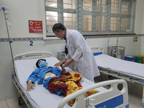 Lạm dụng thuốc giảm đau, nam thanh niên 21 tuổi bị thủng dạ dày