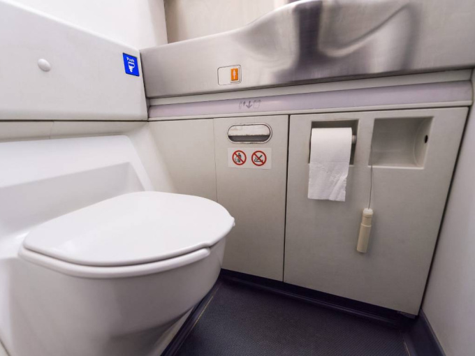 Bé gái 14 tuổi phát hiện camera quay lén gắn trong toilet máy bay