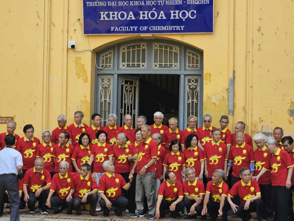 Khoảnh khắc U80 họp lớp sau 55 năm 'hút' 1 triệu lượt xem, số lượng tham gia khiến ai cũng bất ngờ
