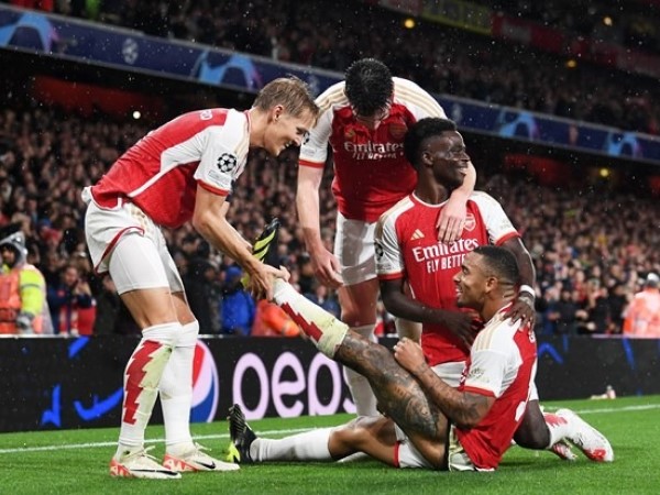Arsenal thắng tưng bừng trong ngày trở lại Champions League