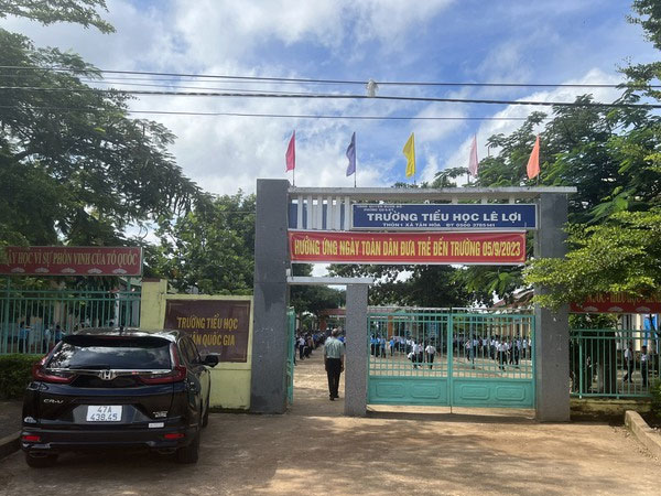 Chủ tịch huyện nói gì về việc giáo viên tiếng Anh duy nhất của 1 trường tiểu học bị điều chuyển?