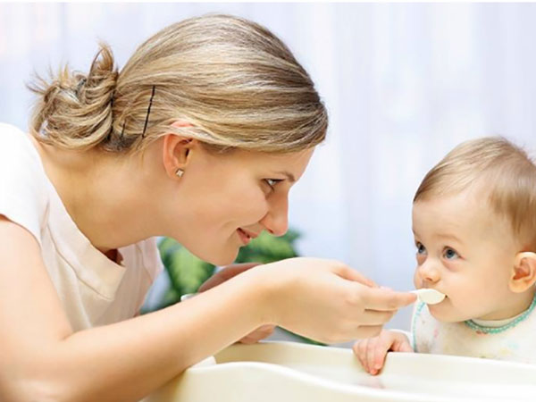 Nên thuê giúp việc già hay trẻ? Những lưu ý khi chọn người giúp việc chăm sóc con nhỏ