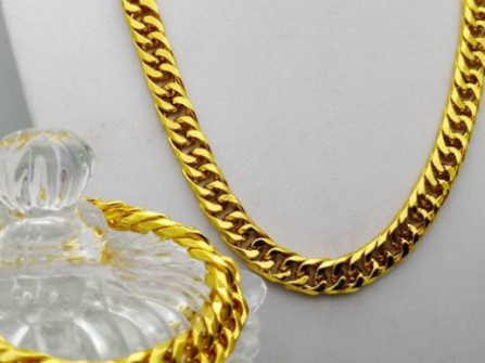 Cô gái trẻ đến tiệm đeo dây chuyền lên cổ, lắc vàng vào tay rồi 'quên' trả tiền