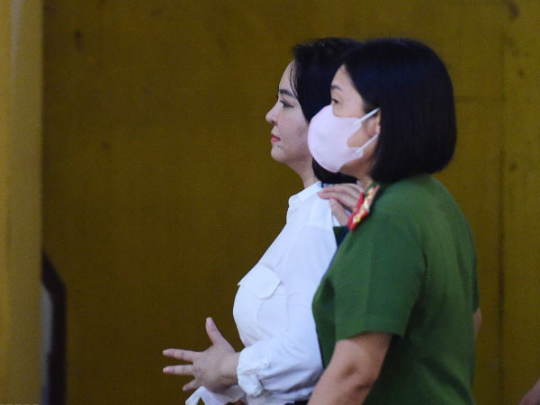 Bà Nguyễn Phương Hằng hầu tòa