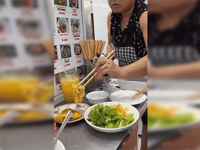 Hướng dẫn khách nước ngoài cuốn bánh xèo, chủ quán khiến dân tình ngỡ ngàng: Hóa ra bấy lâu nay chúng ta đã ăn sai cách!