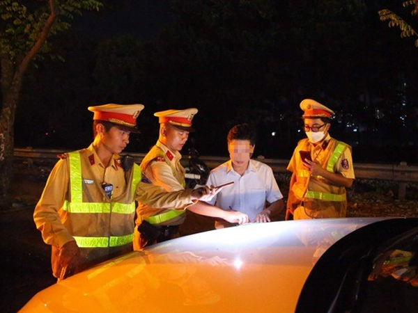 Hà Nội: Không chịu đo nồng độ cồn, chủ tịch phường bị phạt nặng
