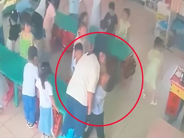 Con đi học mẫu giáo về tíu tít kể 'chuyện vui', mẹ nghe xong tá hỏa, vội vàng đến trường kiểm tra camera