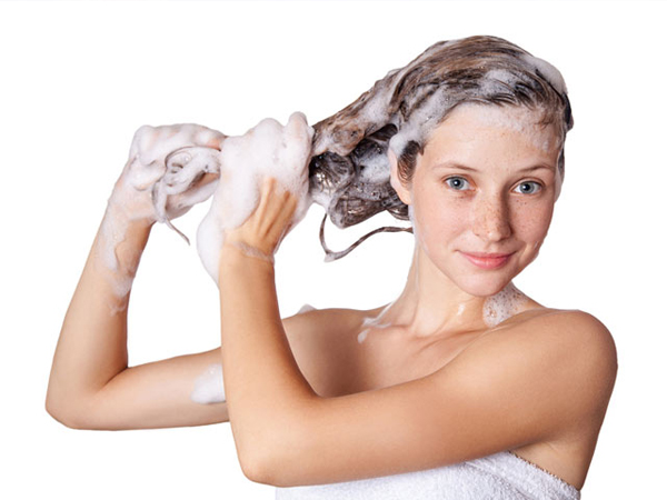 Cách gội đầu giảm tối đa tình trạng tóc gãy rụng dù không dùng sản phẩm đắt tiền