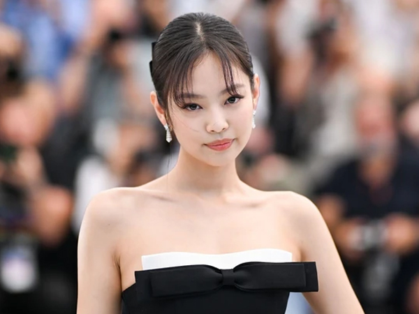 Fan sốc nặng khi Jennie rời BLACKPINK