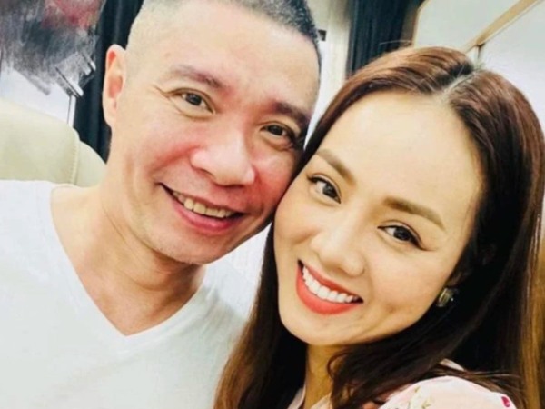Vợ NSND Công Lý nghẹn ngào nhắc lại thời gian khó khăn, giải thích việc thanh lý đồ hàng hiệu