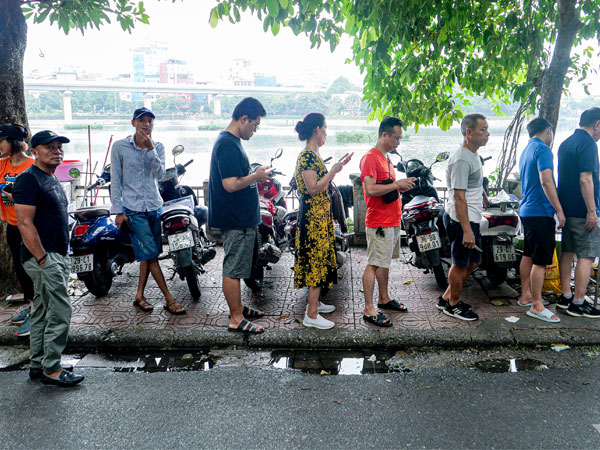 Hàng phở Hà Nội khách xếp hàng như thời bao cấp, chủ quán giải thích lý do