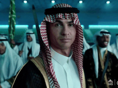 Ronaldo gây sốt khi đeo gươm, diện trang phục truyền thống Saudi Arabia