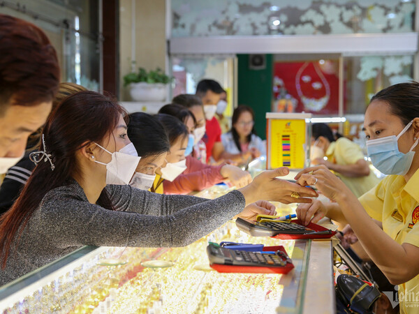 Giá vàng vượt 69 triệu đồng/lượng, có nên bán ngay chốt lời?