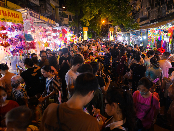 Hàng nghìn người chen chân chơi Trung thu sớm ở phố cổ Hà Nội
