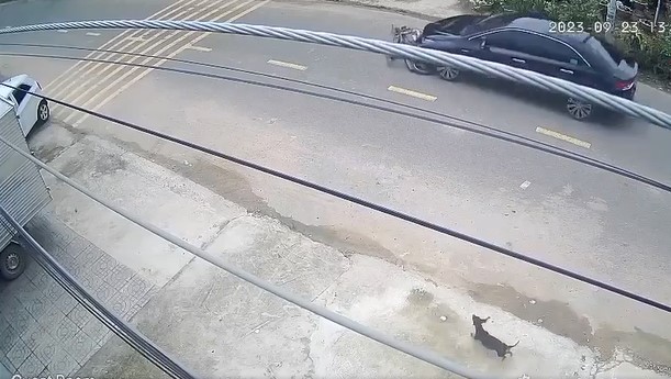 Nữ tài xế lái ô tô kéo lê xe máy trên đường ở Bình Dương