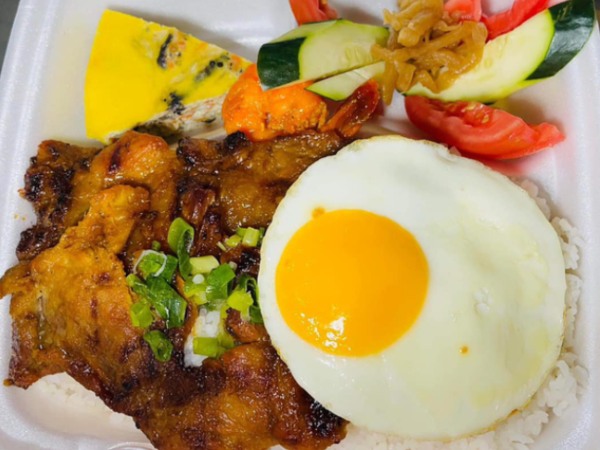 Tiệm cơm chỉ Dì 7: Quán bình dân của người Việt nổi tiếng khắp đất Mỹ, nhìn menu mà ngỡ ngàng