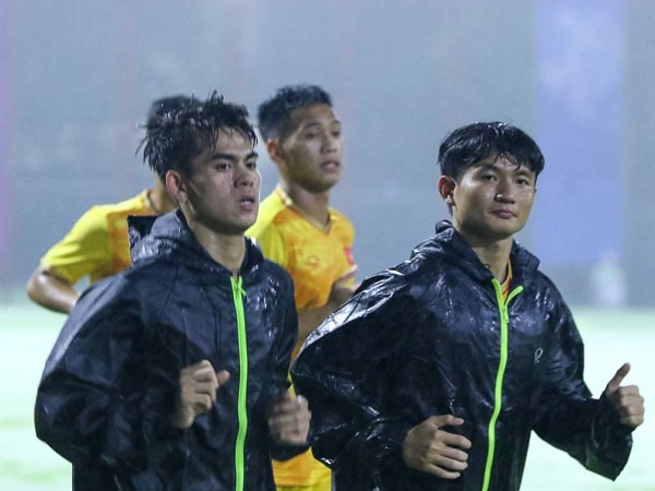Olympic Việt Nam gạt buồn, đội mưa tập trước trận đá trận sống còn với Saudi Arabia
