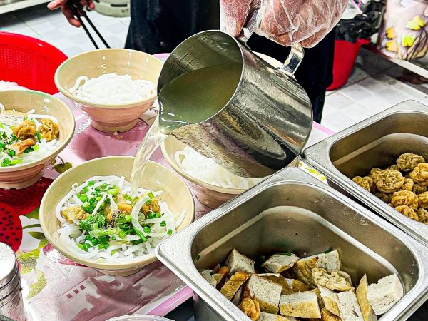 Bánh canh giá 12.000 đồng/bát ở TP.HCM, khách ngồi kín chỗ, gọi 2 bát 'cứu đói'